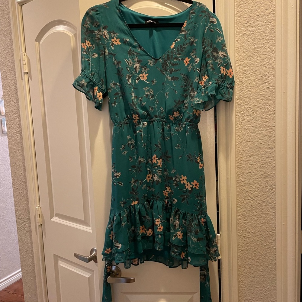 Green and flowered flowy Express dress. NWOT. Ribbon tie waist